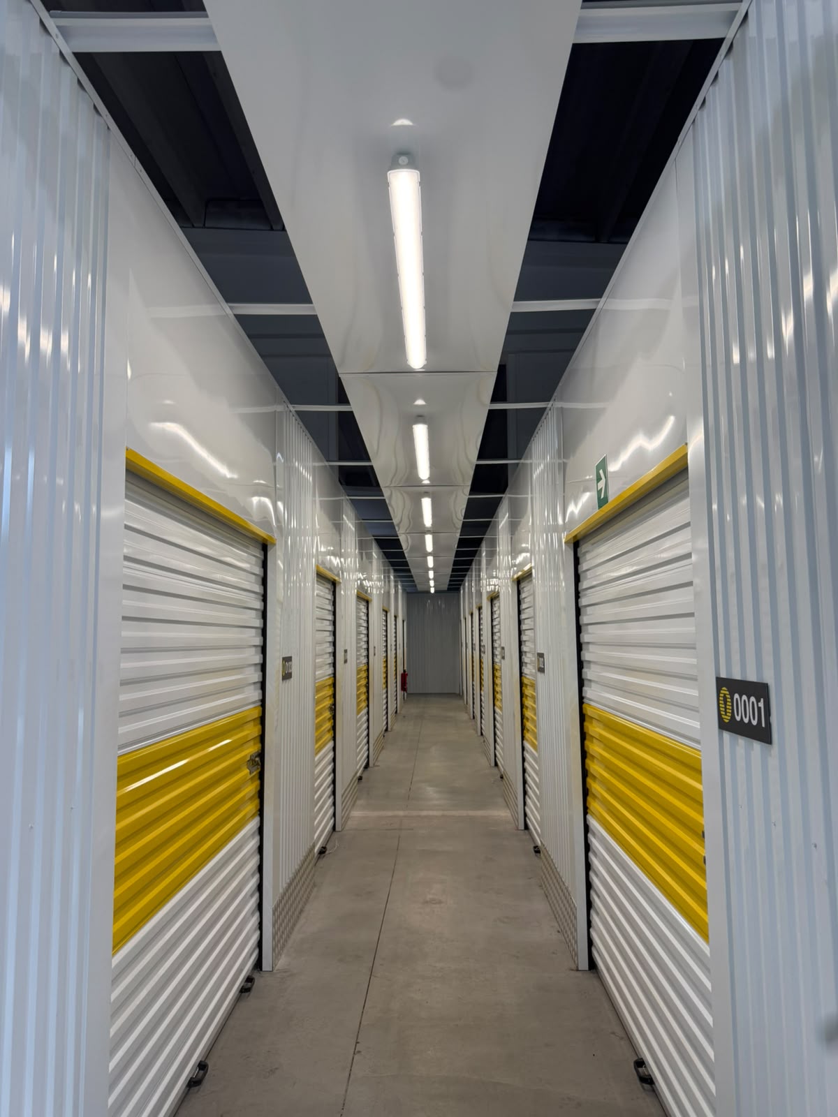 Éclairage d'un couloir de box de stockage