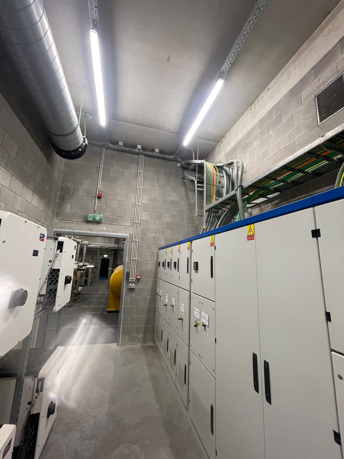 Local technique — onduleurs et armoires électriques