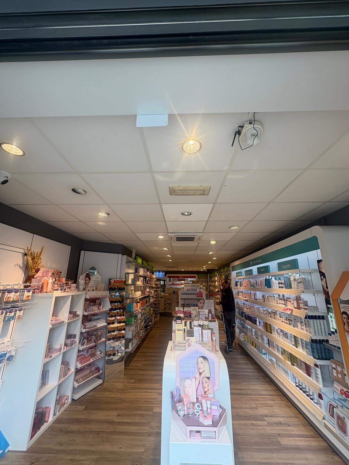 Rayonnage et éclairage électrique d'une pharmacie