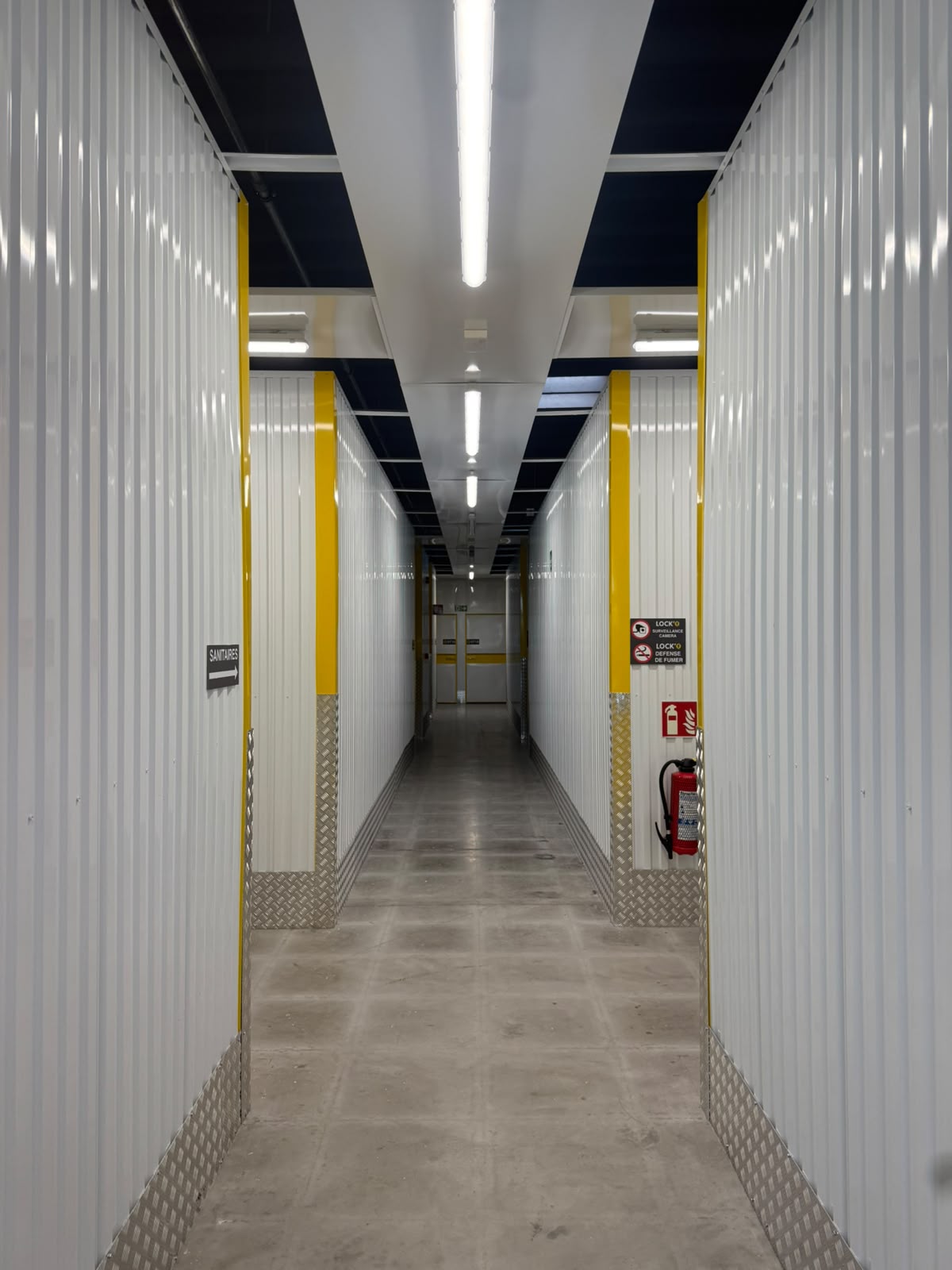 Éclairage d'un couloir de box de stockage